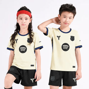 Kit Enfant Barcelone Extérieur 2025/26